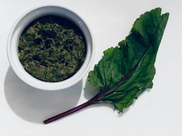 Pesto de fanes de betteraves
