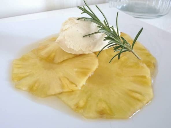 Carpaccio d'ananas au romarin