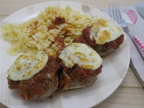 Gratin de boulettes de viande au four, à la mozzarella