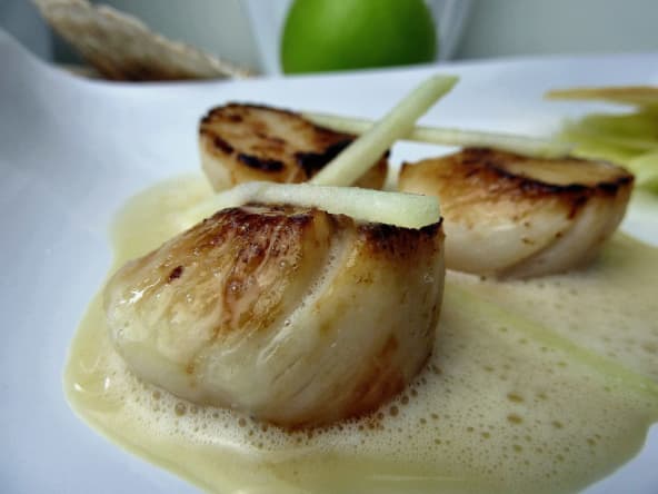 Saint-Jacques rôties aux pommes et tuiles aux amandes