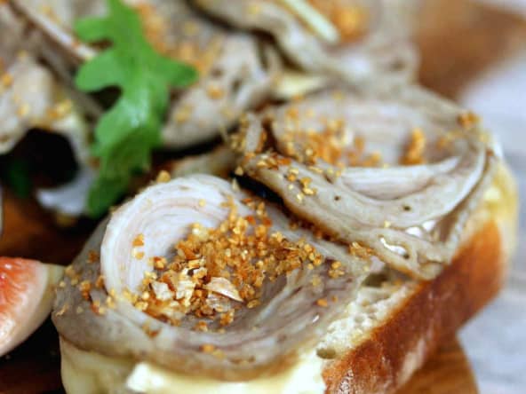 Tartine de brie de Meaux, andouille de Guéméné et croustillant d'ail