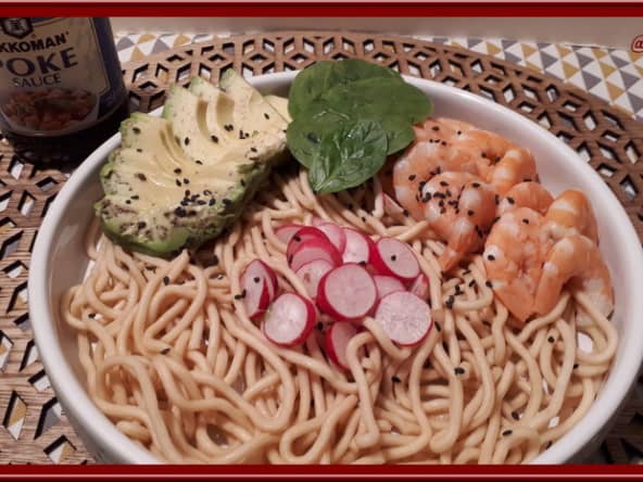 Salade de nouilles asiatiques, avocat crevettes et sauce Poke