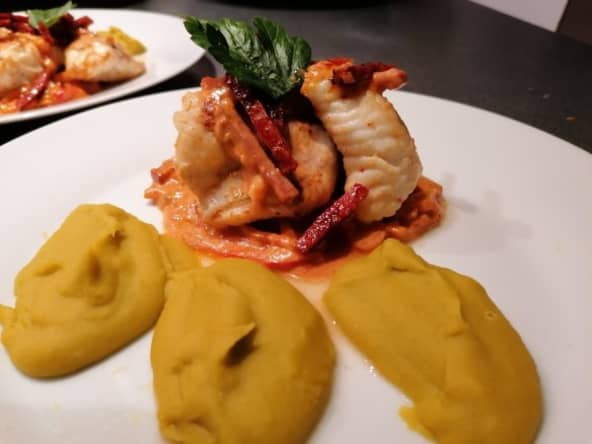 Médaillon de lotte crème de chorizo, poivrons et tomates semi sèches