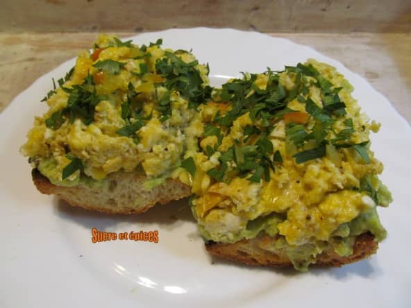 Tartines avocat oeufs brouillés