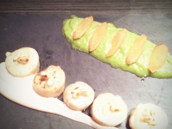 Saint-Jacques sauce au tarama, mousse de petits pois et carottes