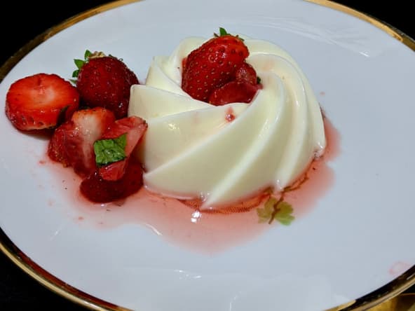 Panna Cotta au yaourt basilic et fraises concassées