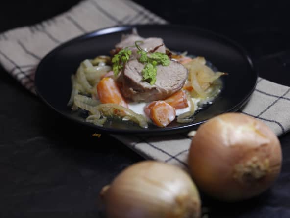 Filet mignon aux oignons et carottes à la crème