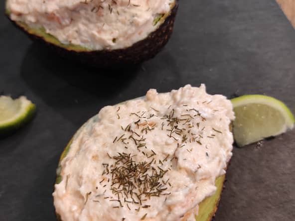 Avocat aux rillettes de saumon