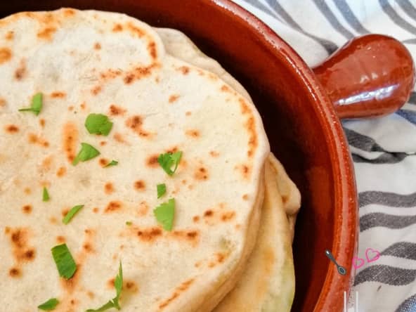 Pains pita farcis à la mozzarella, au fromage comté et au persil