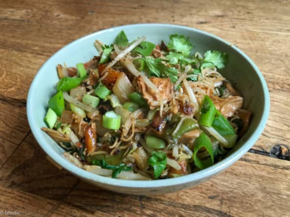 Vermicelles de riz sautés au poulet végétal