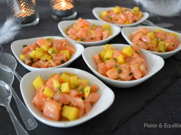 Coupelles apéritives de tartare de saumon à la mangue et aux fruits de la passion