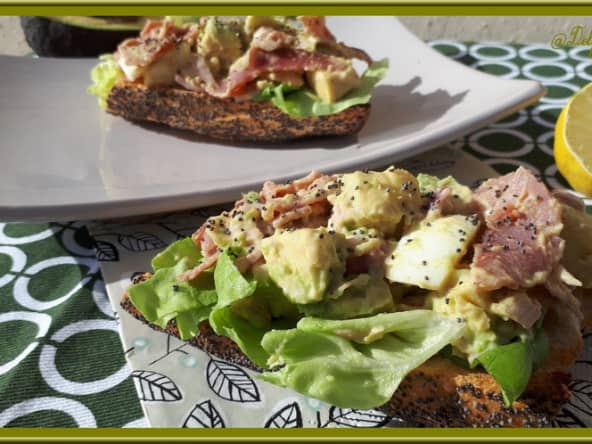Tartine d’avocat, oeuf, bacon et salade