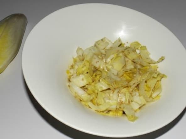 Salade d’endives à la moutarde, graines de sésame et huile de sésame