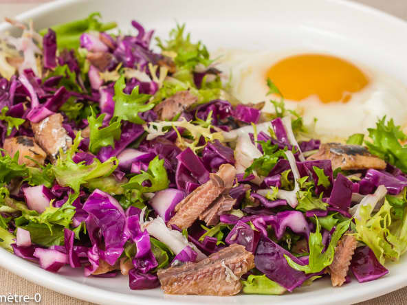Salade de chou rouge aux oeufs et sardines