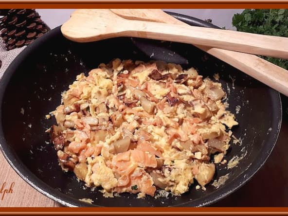 Omelette de pommes de terre et saumon fumé