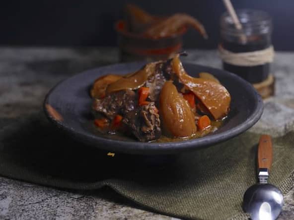 Sauté de sanglier aux poires tapées