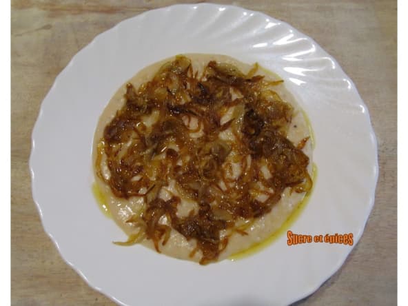 Purée de haricots blancs avec des oignons grillés