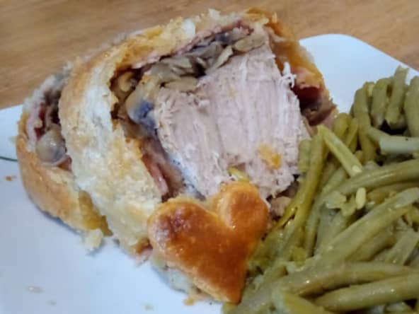 Le rôti de porc en croûte au jambon et champignons