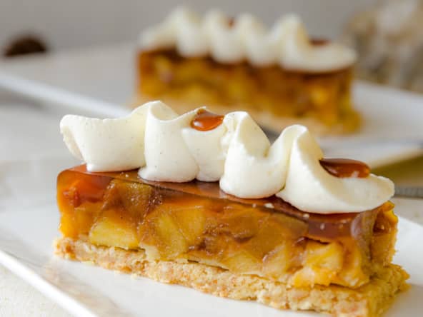 Pommes façon Tatin, sablé sésame et chantilly mascarpone