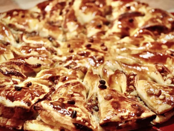 Tarte soleil au roquefort et aux pignons