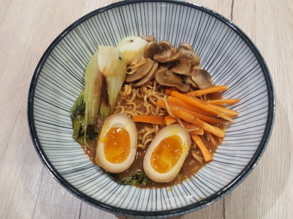 Ramen aux nouilles, œufs et légumes