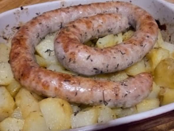 Pommes de terre et saucisses au four