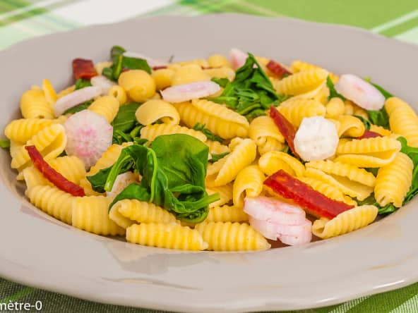Pâtes printanières aux radis, chorizo et épinards