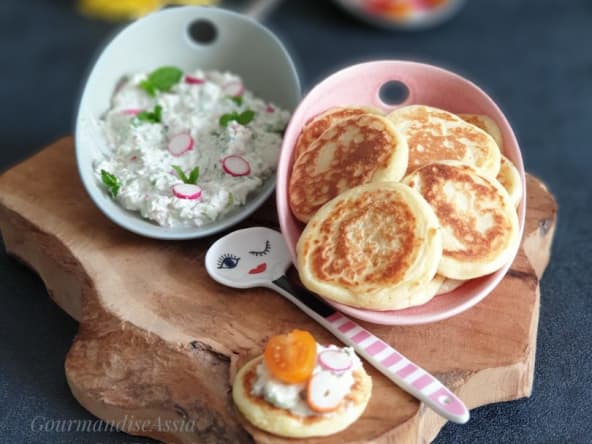 Blinis et tartinade aux radis et concombre