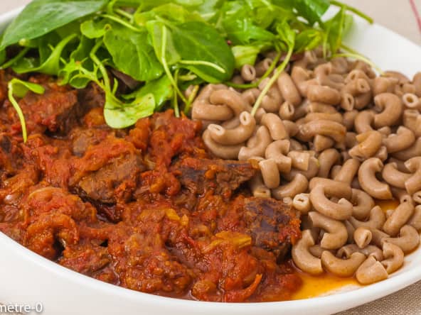 Mijoté de cerf au piment doux, badiane, thym et laurier