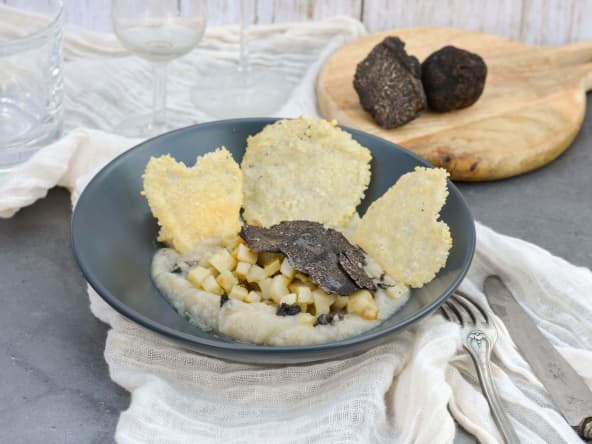 Crème de topinambours, topinambours rôtis et truffe d'hiver