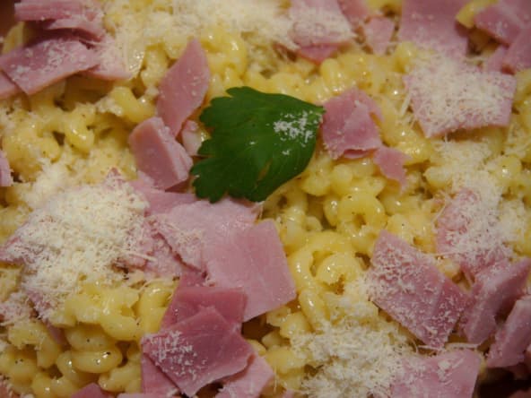 Coquillettes jambon parmesan et crème fraiche