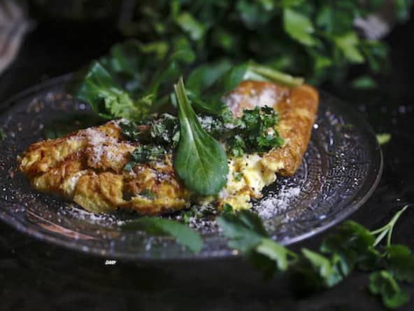 Omelette au chèvre et salade d'herbes