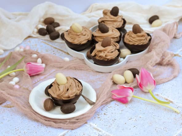 Mousse au chocolat au lait en coque de chocolat noir pour Pâques