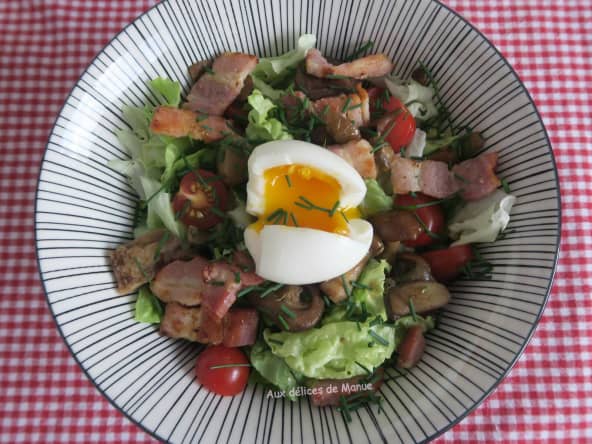 Salade aux champignons, lardons et œuf mollet