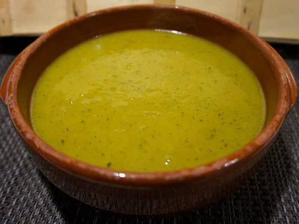 Soupe de courgettes au curcuma et curry