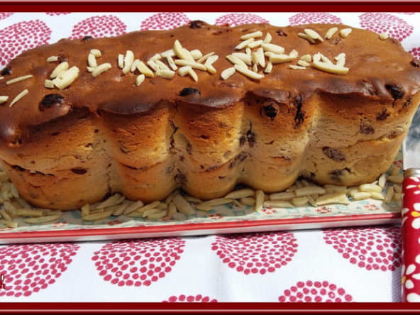 Cake aux raisins, noisettes et amandes