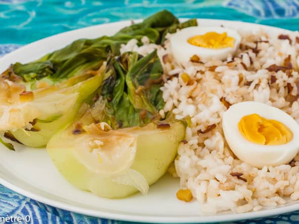 Riz sauté au chou pak choi et aux oeufs