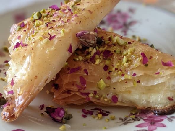 Triangles filo au fromage, pistache et rose