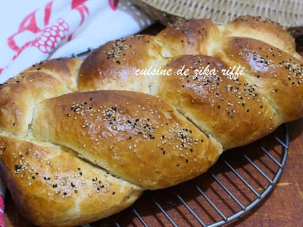 Pain tressé brioché aux grains d'anis