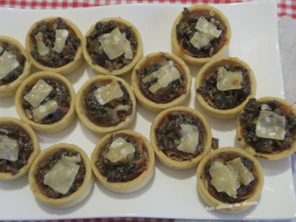 Tartelettes aux champignons à  la crème et coppa
