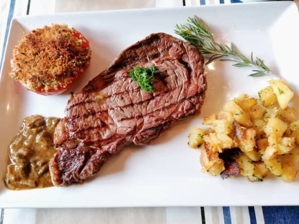 Entrecôtes de bœuf aux deux sauces au barbecue