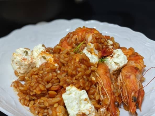 Orzo aux crevettes, tomate et feta marinée