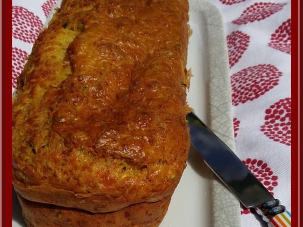 Cake salé aux courgettes, poulet colombo et comté