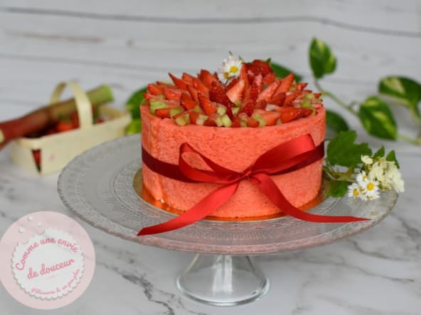 Charlotte printanière aux fraises, rhubarbe et mousse au fromage blanc