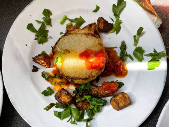 Chou-rave rôti sauce tomate et tofu croustillant