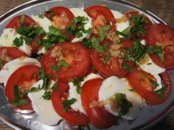 Salade tomate mozzarella avec vinaigrette au gingembre