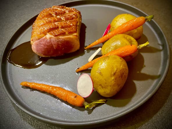 Filet de canard aux saveurs asiatiques, pommes de terre, carottes et radis