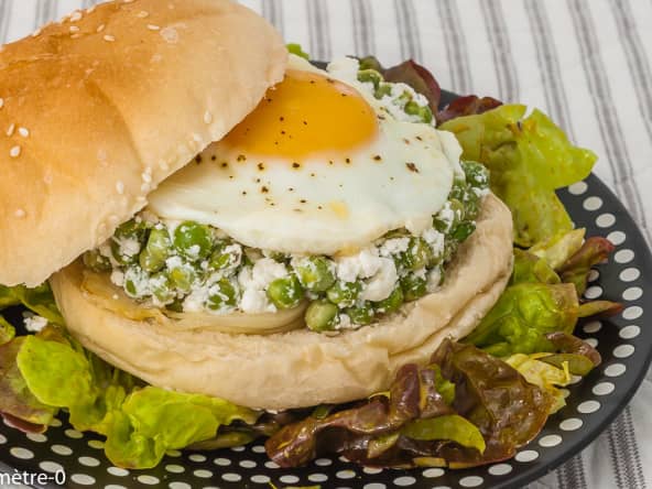 Burger végétarien petits pois, feta, œuf