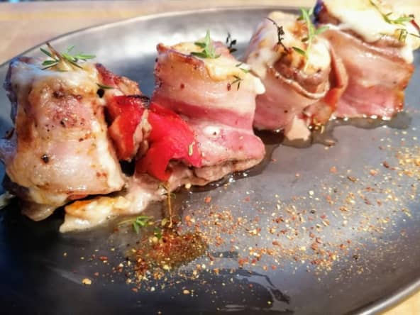 Roulés d’aiguillettes de canard aux pimientos del piquillo gratinés au fromage de brebis