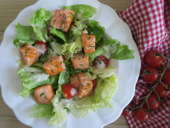 Salade verte au dés de saumon rôtis